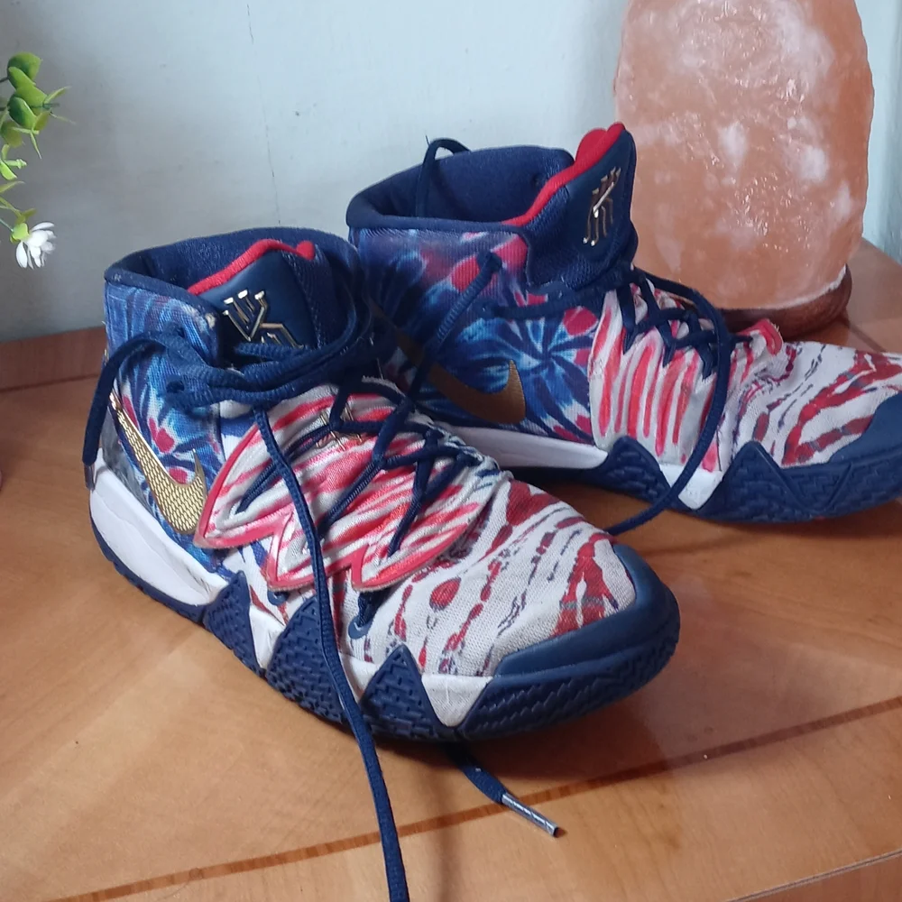 NIKE kids basketball sneakers 5.5Y - Picture 2 of 6